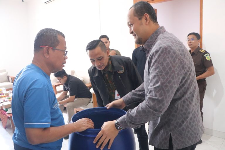 Wabup Bagus Alit Sucipta mendampingi Irjen Kementerian Desa, PDT, dan Jamintel saat mengunjungi Desa Punggul, Abiansemal Badung, Kamis (11/9),