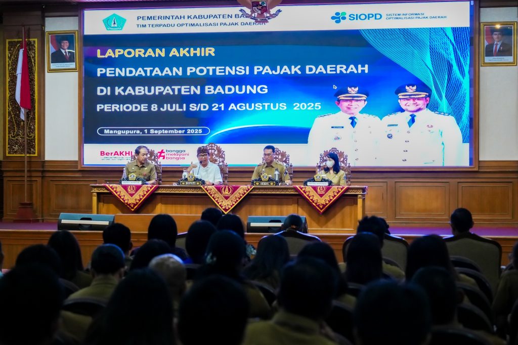 Bupati Adi Arnawa saat memimpin rapat finalisasi laporan akhir pendataan potensi pajak daerah di ruang Kertha Gosana, Puspem Badung, Senin (1/9)