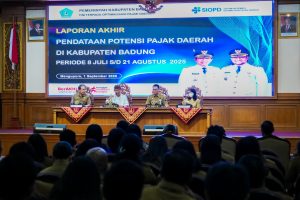 Bupati Adi Arnawa saat memimpin rapat finalisasi laporan akhir pendataan potensi pajak daerah di ruang Kertha Gosana, Puspem Badung, Senin (1/9)