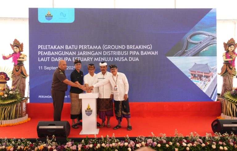 Bupati Wayan Adi Arnawa meletakan batu pertama (Groundbreaking) pembangunan Jaringan Distribusi Pipa Bawah Laut di IPA Estuary, Perumda Air Minum Tirta Mangutama Badung, Jalan By pass Ngurah Rai, Suwung. Kamis (11/9)