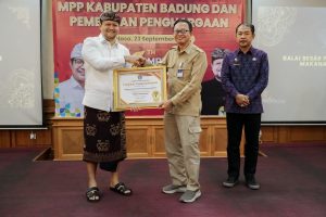 Wabup Bagus Alit Sucipta memberikan penghargaan kepada Instansi yang tergabung pada MPP Badung, serangkaian perayaan HUT Ke-7 MPP Kabupaten Badung di Kantor DPMPTSP, Puspem Badung Selasa (23/9)