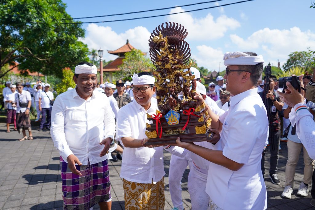 Bupati Wayan Adi Arnawa didampingi Sekda Surya Suamba menerima Piala Juara Umum Porprov Bali Ke-16 Tahun 2025, di Kantor Bupati, Puspem Badung, Senin (22/9)