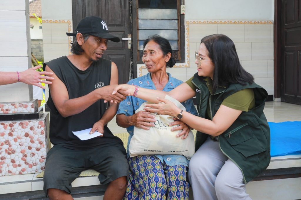 Ketua TP. PKK Kabupaten Badung Nyonya Rasniathi Adi Arnawa, melaksanakan kegiatan Aksi Sosial kepada PPKS di Wantilan Giri Mandala, Desa Adat Sembung Sobangan, Desa Sembung, Kecamatan Mengwi, Minggu (14/9)