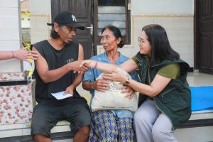 Ketua TP. PKK Kabupaten Badung Nyonya Rasniathi Adi Arnawa, melaksanakan kegiatan Aksi Sosial kepada PPKS di Wantilan Giri Mandala, Desa Adat Sembung Sobangan, Desa Sembung, Kecamatan Mengwi, Minggu (14/9)