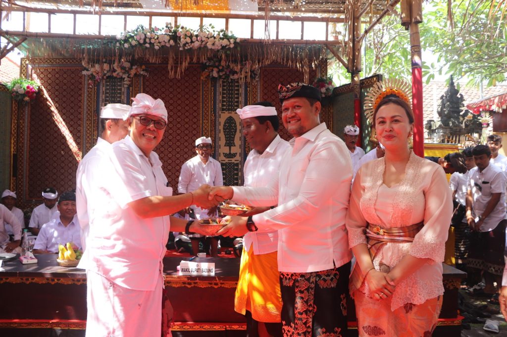 Wabup Badung Bagus Alit Sucipta didampingi Nyonya Yunita Alit Sucipta menghadiri Karya Dewa Yadnya di Merajan Gede Pratisentana Penyarikan Dalem Kedonganan, Desa Adat Kedonganan, Kuta, Rabu (24/9).