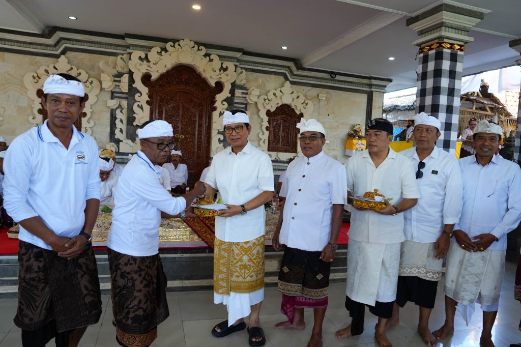 Bupati Wayan Adi Arnawa menghadiri Karya Mamungkah, Ngenteg Linggih, Padudusan Alit Wraspati Kalpa, Tawur Balik Sumpah Madya di Pura Uluning Banjar dan Balai Banjar Kedua, Desa Baha, Kecamatan Mengwi, Rabu (3/9)
