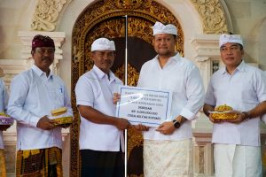 Wabup Bagus Alit Sucipta saat menghadiri upacara Ngenteg Linggih, di Pura Begawan Penyarikan, Banjar Kerobokan, Desa Munggu, Kecamatan Mengwi, Badung, Minggu (7/9).