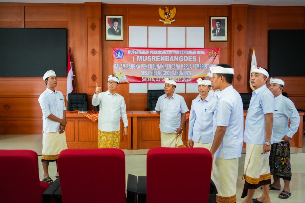 Bupati Wayan Adi Arnawa menghadiri upacara melaspas sekaligus mendem pedagingan dan menandatangani prasasti di Pura Kantor Perbekel Sibang Gede, Kecamatan Abiansemal. Rabu (24/9).