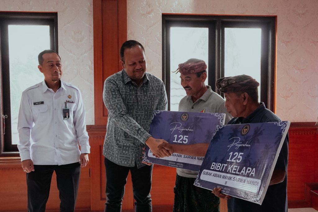 Wabup Bagus Alit Sucipta saat menghadiri Peresmian Ketahanan Pangan Nusakambangan dan Penanaman Pohon Kelapa Serentak di Kantor Perbekel Sobangan, Mengwi. Selasa (9/9)