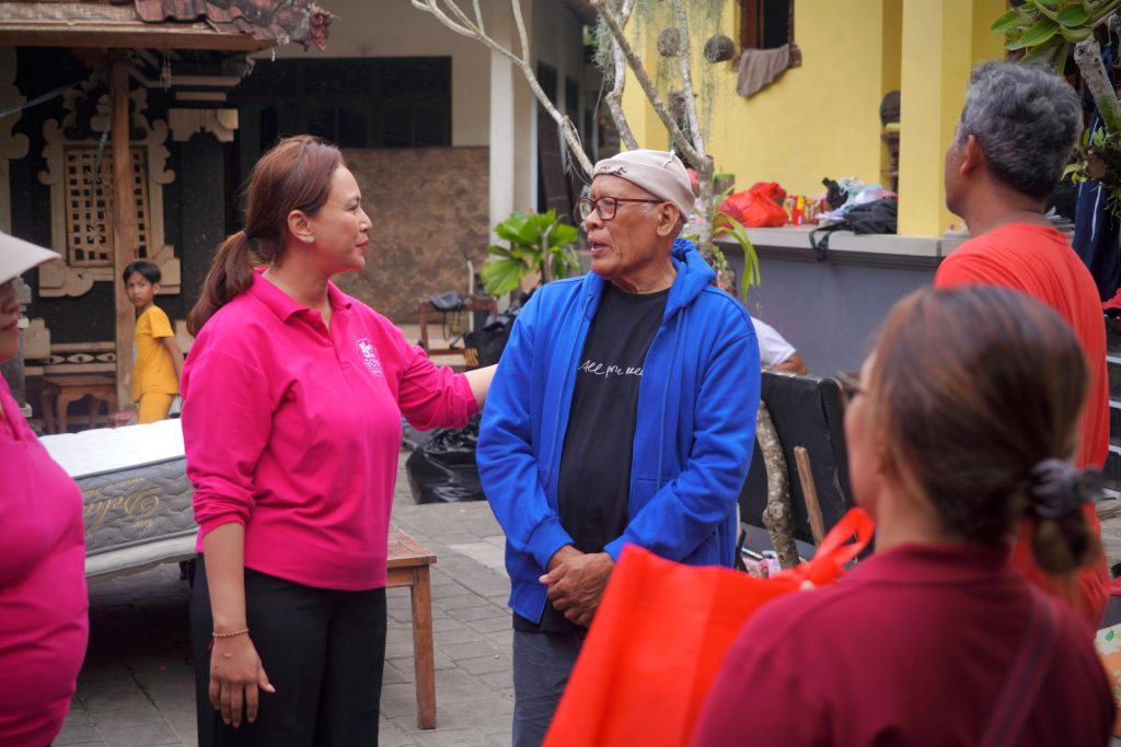 Ketua GOW Badung Nyonya Yunita Alit Sucipta mengunjungi warga masyarakat Badung yang terdampak bencana Banjir di Desa Angantaka dan Kelurahan Sempidi Badung, Sabtu (13/9)