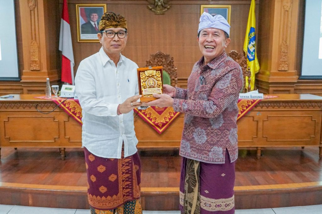 Bupati Adi Arnawa menerima kunjungan Komisi I dan Panitia Khusus (Pansus) DPRD Provinsi Bali di Ruang Rapat Kriya Gosana, Puspem Badung, Kamis (4/9)