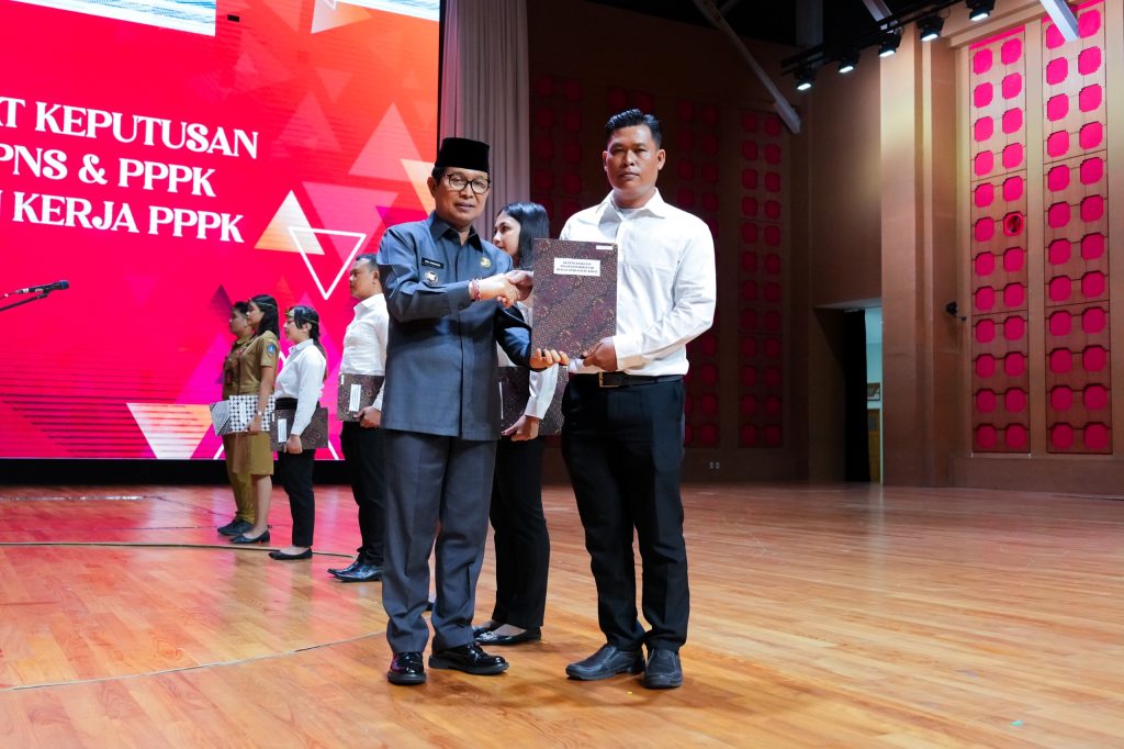 Bupati Wayan Adi Arnawa mengambil sumpah jabatan, pelantikan, dan menyerahkan SK. Pengangkatan PPPK Tahap II Formasi Tahun 2024 dan SK. Pengangkatan PNS dari IPDN di Balai Budaya Giri Nata Mandala, Puspem Badung, Senin (29/9)