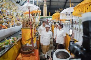 Bupati Adi Arnawa bersama Wabup Bagus Alit Sucipta menghadiri acara Manusia Yadnya dan Pitra Yadnya di Peyadnyan Banjar Tegal, Desa Adat Tegal, Desa Darmasaba, Kecamatan Abiansemal, Rabu (24/9)
