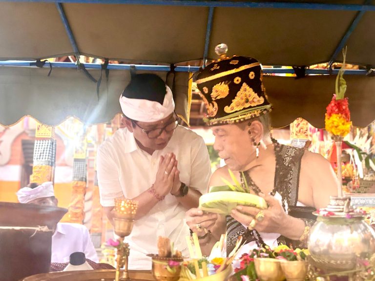 Bupati Adi Arnawa saat menghadiri Karya Ngodakan dan Melaspas Tapakan Ida Ratu Gede Sakti di Petapakan Anyar Pura Dalem Desa Adat Kutaraga, Desa Bongkasa, Kecamatan Abiansemal, Senin (15/9).