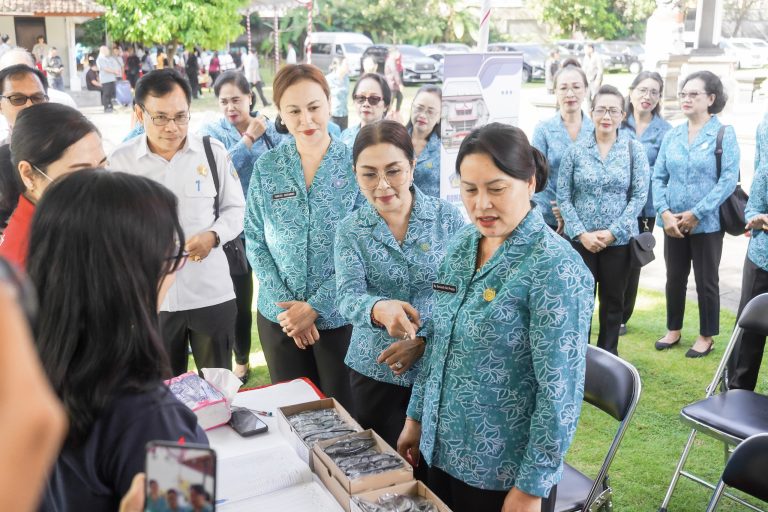 Ketua TP. PKK Nyonya Rasniathi Adi Arnawa mendampingi Sekretaris I TP. PKK Provinsi Bali Nyonya Seniasih Giri Prasta saat aksi sosial Menyapa dan Berbagi di Kelurahan Legian, Kecamatan Kuta, Jumat (12/9)