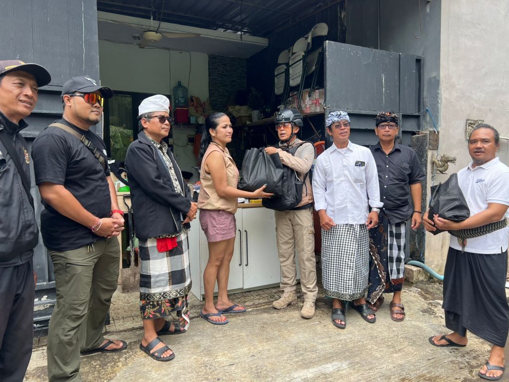PHDI Bali Temui Warga Pasca Banjir, Beri Motivasi Hingga Salurkan Ratusan Paket Sembako di Denpasar