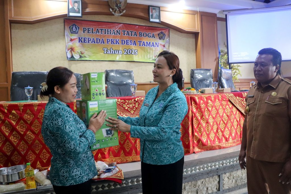 Sekretaris I TP. PKK Badung, Yunita Oktarini Alit Sucipta membuka kegiatan pelatihan pembuatan kue di Desa Taman, Abiansemal, Badung, Senin (15/9)