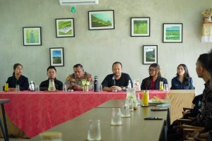 Wabup Bagus Alit Sucipta bersama Kapolres Badung AKBP M. Arif Batubara menggelar tatap muka dengan BEM Kabupaten Badung dan LSM Jarrak Bali, di Restoran Sunfield, Desa Darmasaba, Abiansemal, Jumat (5/9)