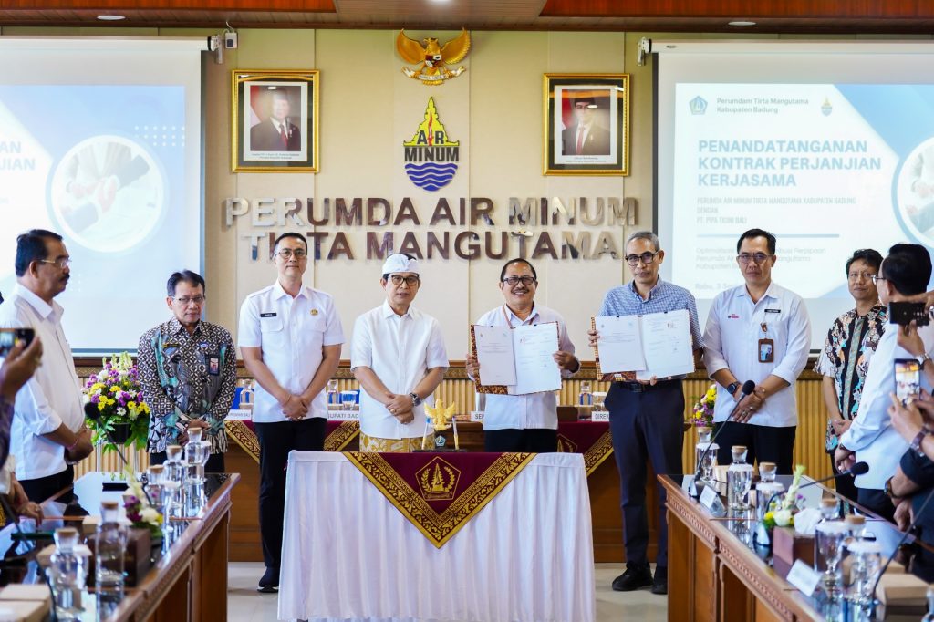 Bupati Adi Arnawa menyaksikan penandatanganan MoU antara Perumda Tirta Mangutama dengan PT. Pipa Ticini Bali di Ruang Rapat Perumda Air Minum Tirta Mangutama, Jl. Raya Kapal, Mengwi, Rabu (3/9)
