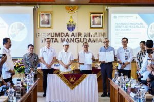 Bupati Adi Arnawa menyaksikan penandatanganan MoU antara Perumda Tirta Mangutama dengan PT. Pipa Ticini Bali di Ruang Rapat Perumda Air Minum Tirta Mangutama, Jl. Raya Kapal, Mengwi, Rabu (3/9)