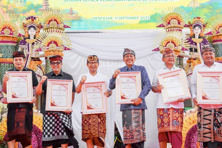 Bupati Wayan Adi Arnawa saat menghadiri peluncuran Program Jaga Desa Bali 2025 dan penandatanganan MoU antara Bupati/Wali Kota se-Provinsi Bali dengan Kepala Kejaksaan Negeri se-Bali, di Kantor Kejaksaan Tinggi Bali, Renon, Denpasar, Kamis (11/9).
