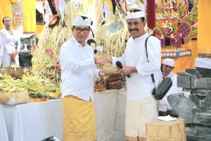 Bupati Wayan Adi Arnawa saat menghadiri Karya Mamungkah, Ngenteg Linggih, dan Padudusan Wraspati Kalpa Agung di Pura Bangbang Beji Desa Adat Pecatu, Senin (8/9)