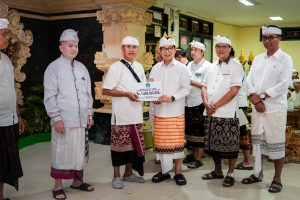 Bupati Wayan Adi Arnawa bersama Ketua TP. PKK Kabupaten Badung Nyonya Rasniathi Adi Arnawa menghadiri Karya Pujawali di Pura Begawan Penyarikan, Banjar Adat Menesa, Kampial, Kelurahan Benoa, Minggu (7/9)