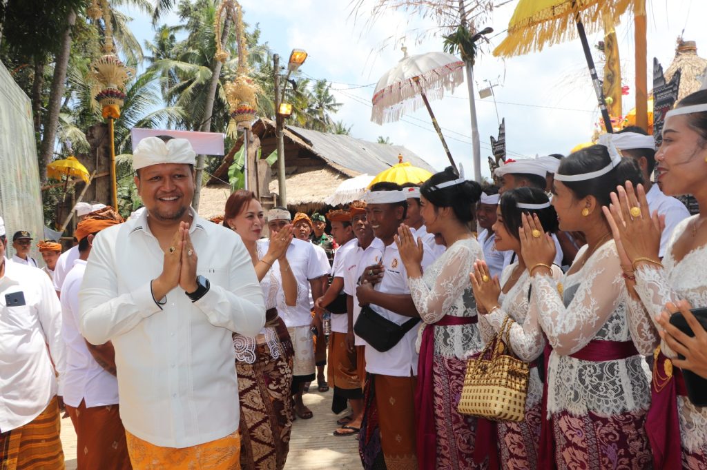 Wabup Bagus Alit Sucipta bersama Nyonya Yunita Alit Sucipta saat menghadiri Upacara Tawur Agung di Pura Dalem Tunon Banjar Gunung Abiansemal Badung, Sabtu (27/9).