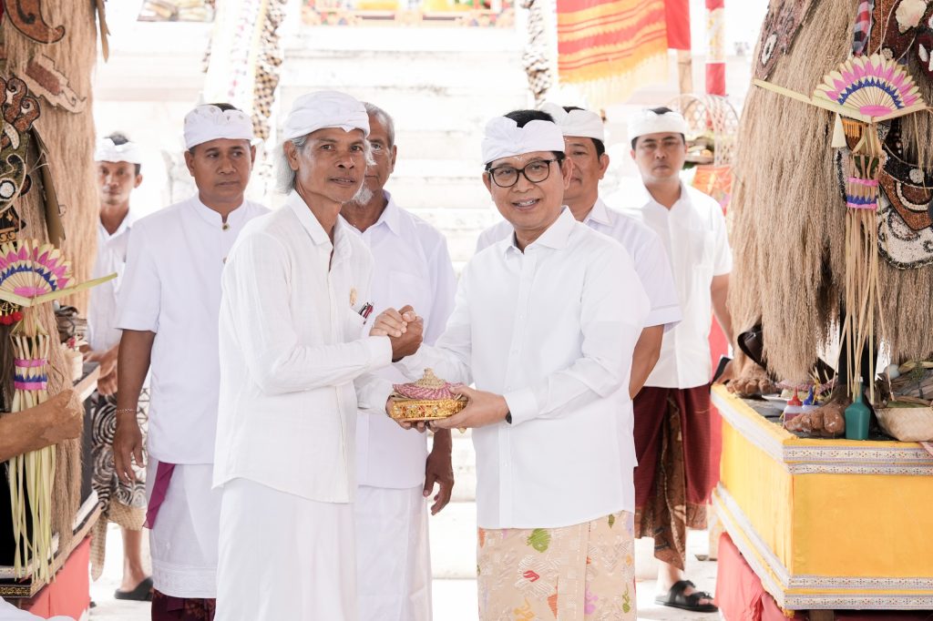 Badung Adi Arnawa saat menghadiri Karya Mamungkah, Ngenteg Linggih, Balik Sumpah, Padudusan Agung, dan Menawa Ratna di Pura Desa Bale Agung, Desa Adat Kutuh, Kuta Selatan, Jumat (5/9).