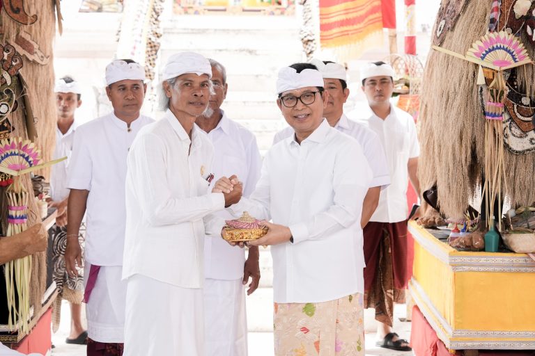 Bupati Adi Arnawa Upasaksi Karya Ngenteg Linggih, di Pura Desa Bale Agung Desa Adat Kutuh