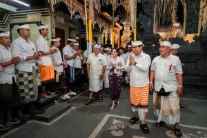 Bupati Wayan Adi Arnawa saat menghadiri puncak Karya Melaspas di Pura Kemenuh Sari, Perumahan Raya Kampial, Banjar Menesa, Kampial, Benoa, Minggu (7/9)