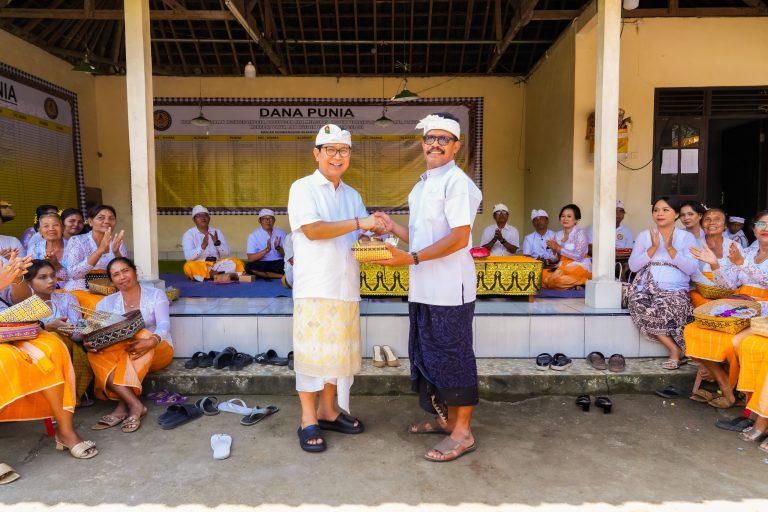 Bupati Adi Arnawa Sembahyang Puncak Karya di Pura Pasek Gelgel Blahkiuh </br><span style='color:#808080;font-size:15px;'>Harapkan Krama Raket Pasemetonan</span>