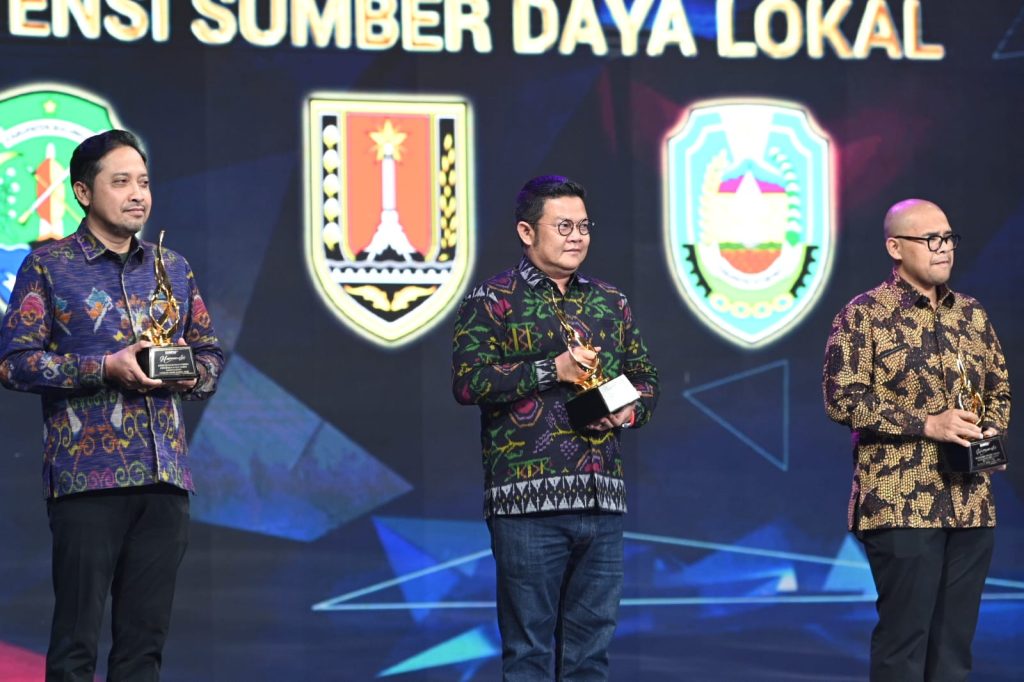 Penghargaan Apresiasi Daerah Peduli Pengembangan UMKM dan Potensi Sumber Daya Lokal diraih Kabupaten Badung saat HUT Ke-14 KompasTV di The Opus Grand Ballroom, Jakarta Selatan, Kamis (11/9)