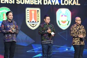 Penghargaan Apresiasi Daerah Peduli Pengembangan UMKM dan Potensi Sumber Daya Lokal diraih Kabupaten Badung saat HUT Ke-14 KompasTV di The Opus Grand Ballroom, Jakarta Selatan, Kamis (11/9)