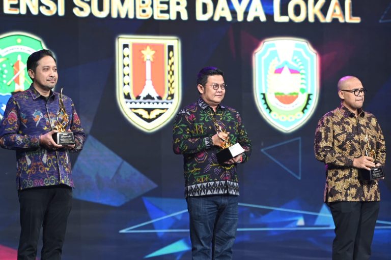 Penghargaan Apresiasi Daerah Peduli Pengembangan UMKM dan Potensi Sumber Daya Lokal diraih Kabupaten Badung saat HUT Ke-14 KompasTV di The Opus Grand Ballroom, Jakarta Selatan, Kamis (11/9)