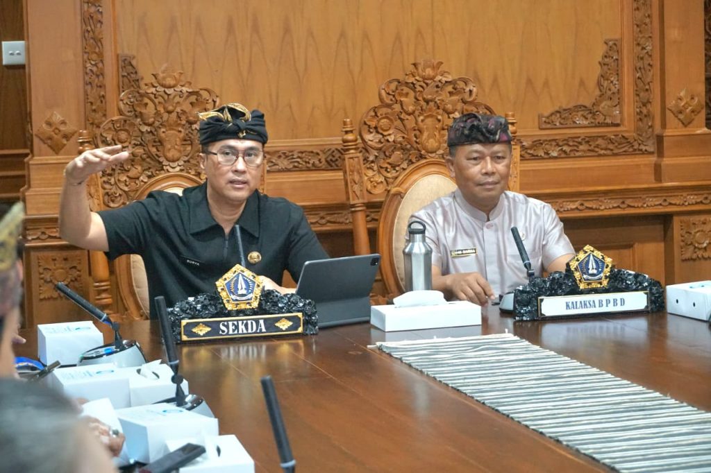Sekda Badung IB. Surya Suamba memimpin Rapat Koordinasi Penanganan Bencana Banjir di Ruang Nayaka Gosana I, Puspem Badung, Kamis (11/9)