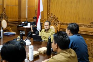 Wabup Bagus Alit Sucipta saat mengikuti Rakor Pengendalian Inflasi Tahun 2025 secara daring di Ruang Nayaka Gosana I, Puspem Badung, Senin (8/9)
