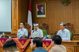 Bupati Wayan Adi Arnawa memimpin Rakor Percepatan Pengelolaan Sampah bersama dengan Lurah/Perbekel se-Kabupaten Badung di Ruang Rapat Kriya Gosana, Puspem Badung, Rabu (3/9)