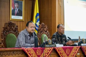 Wabup Bagus Alit Sucipta saat memimpin rapat koordinasi perkembangan penanganan bencana banjir di Badung, Selasa (16/9) di Ruang Kriya Gosana, Puspem Badung