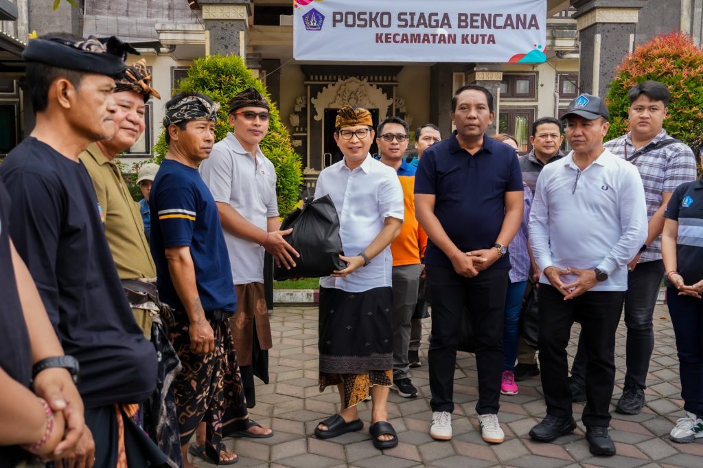 Bupati Wayan Adi Arnawa menyalurkan bantuan logistik di Posko Penanganan Bencana, Kantor Camat Kuta, Minggu (14/9)