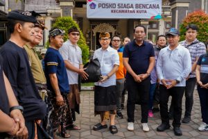 Bupati Wayan Adi Arnawa menyalurkan bantuan logistik di Posko Penanganan Bencana, Kantor Camat Kuta, Minggu (14/9)