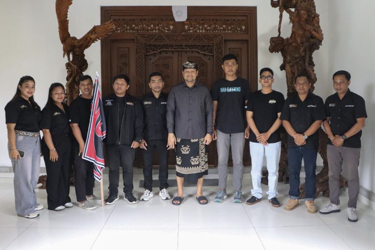 Wabup Badung Bagus Alit Sucipta melepas keberangkatan BAM menuju ajang bergengsi Indonesia Custom Show 2025 ke Yogyakarta di Ruang Tamu Rumah Jabatan Wakil Bupati Badung, Kamis (18/9)