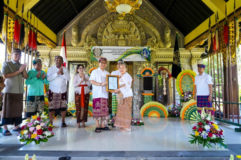 Bupati Wayan Adi Arnawa, secara resmi menyerahkan dokumen kependudukan berupa KTP, KK dan Akta Kelahiran kepada Ida Cokorda Mengwi XIII di Puri Ageng Mengwi, Sabtu (13/9).
