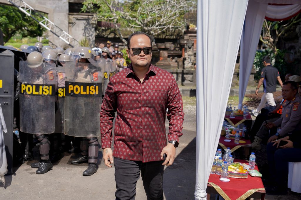 Wakil Bupati Badung, Bagus Alit Sucipta saat hadir di acara simulasi penanggulangan aksi massa di Lingkungan Puspem Badung, Sabtu (13/9).