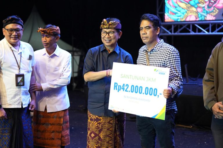 Bupati Adi Arnawa saat membuka Singasari Expo III Tahun 2025 di Lapangan Kopral I Wayan Surem, Desa Blahkiuh, Abiansemal, Kamis (11/9).