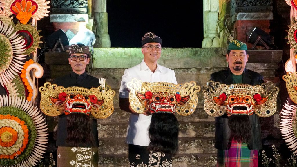 Sekda Surya Suamba menghadiri sekaligus membuka Taman Ayun Barong Festival Superstar 2025 di Madya Mandala Pura Taman Ayun, Mengwi, Badung, Sabtu (27/9)