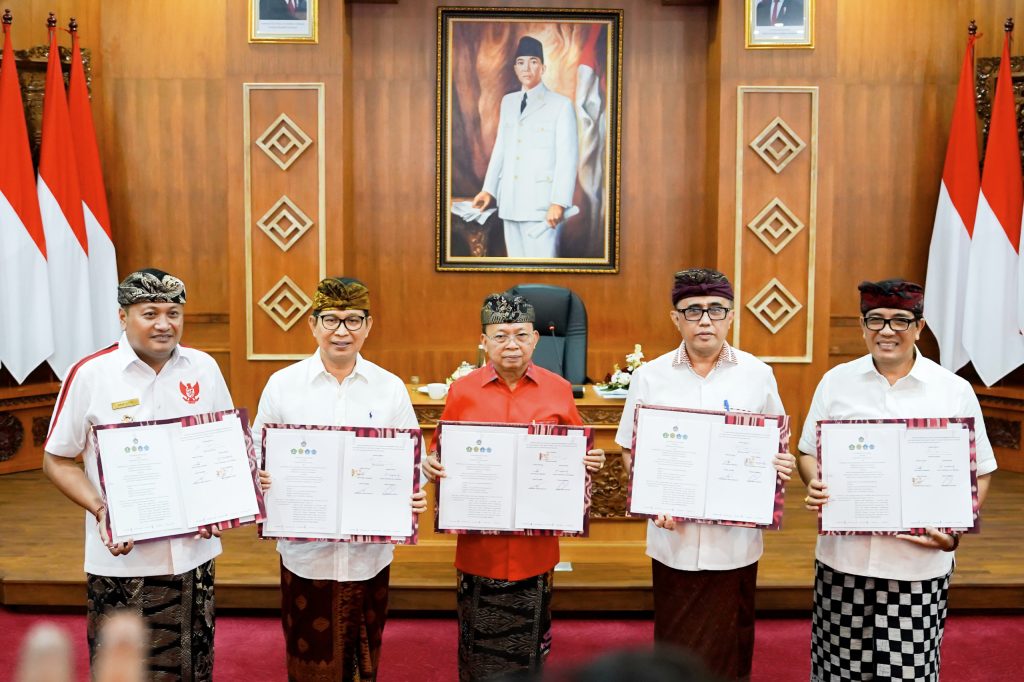 Bupati Adi Arnawa Tandatangani Kerjasama Trans Metro Dewata Sarbagita