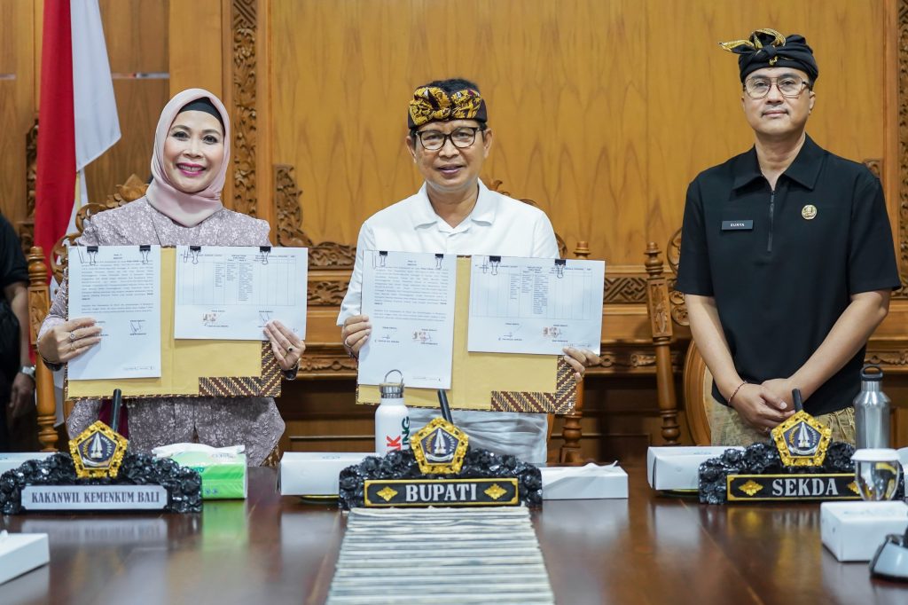 Bupati Badung I Wayan Adi Arnawa dan Kepala Kanwil Kemenkum Bali, Eem Nurmanah menandatangani Nota Kesepakatan dan Rencana Kerja, di Puspem Badung, Kamis (11/9).