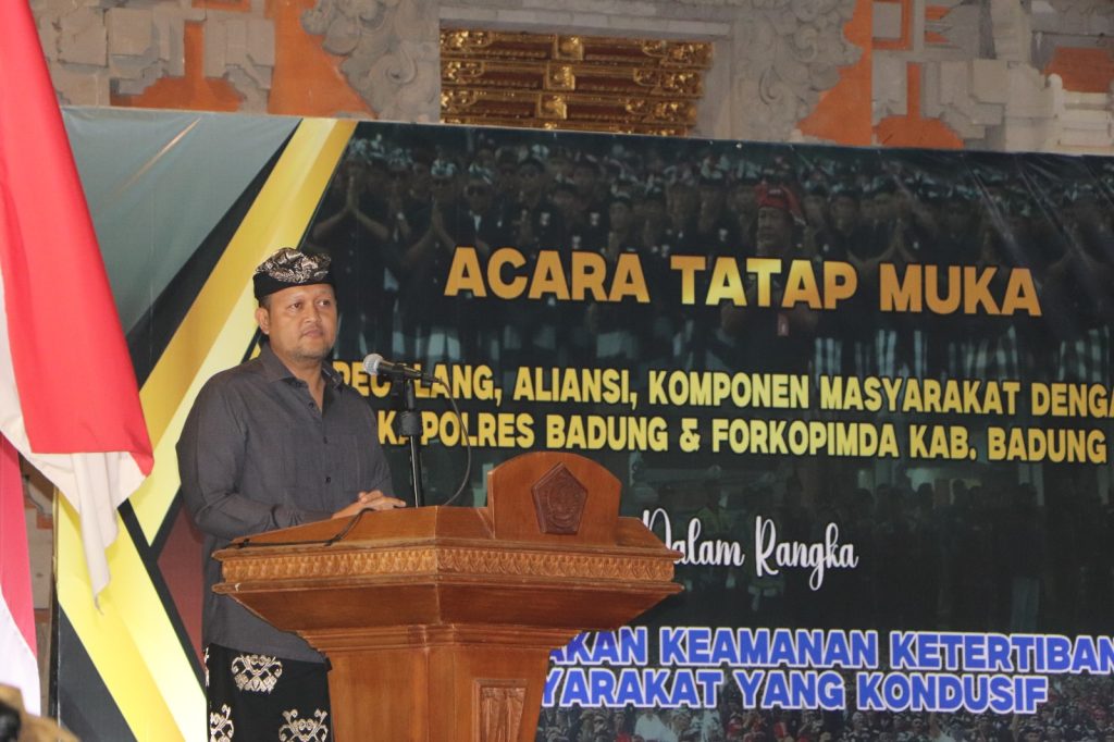 Wabup Bagus Alit Sucipta menghadiri kegiatan acara tatap muka Pecalang, Aliansi, dan komponen masyarakat dengan Forkopimda Kabupaten Badung, di Wantilan Pura Dalem, Desa Adat Sedang, Abiansemal Badung, Senin (29/9)