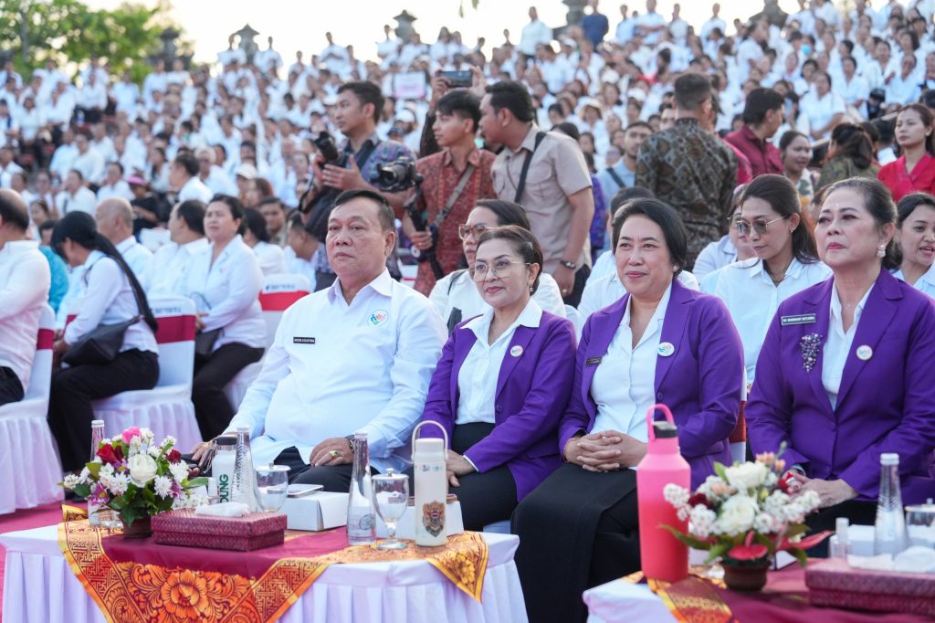 Ketua Tim Pembina Posyandu Kabupaten Badung, Nyonya Rasniathi Adi Arnawa menghadiri Temu Kader Posyandu se-Bali di Panggung Terbuka Ardha Candra Art Centre, Denpasar, Jumat (26/9)